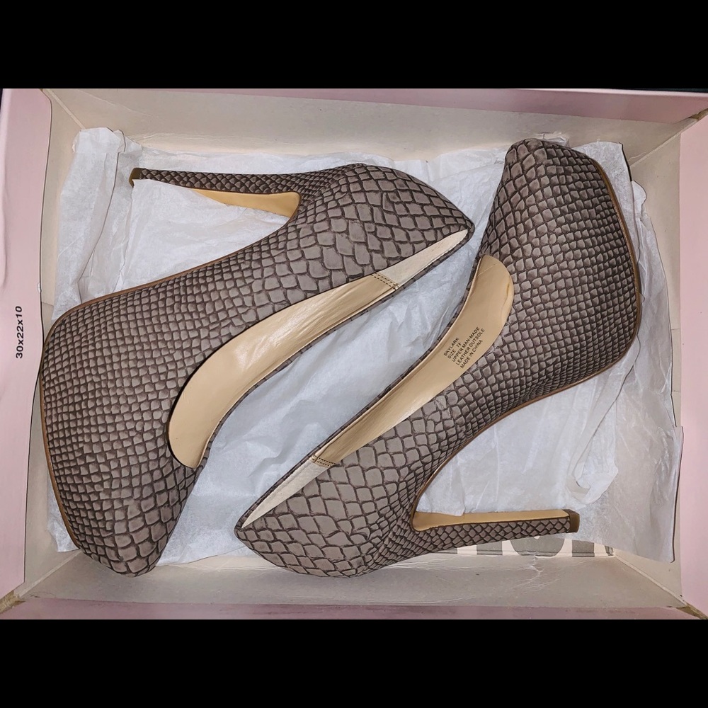 BCBGeneration SKYLARK Mushroom Platform Pumps